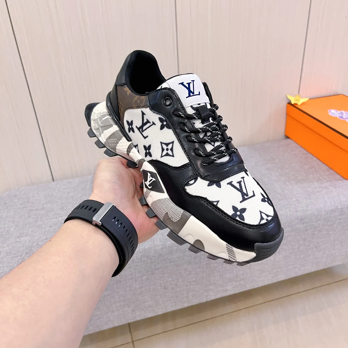 Men's shoes💰 460💰[LV]🔥Louis Vuitton, high-end men's shoes brand, official website 1:1 latest masterpiece: the upper is made of Italian imported first-layer cowhide with a comfortable and breathable lining➕original non-slip and wear-resistant outsole🔥, making walking more convenient and comfortable! An exclusive new model, a stunning work, a beautiful 1:1 replica [color] compared to the official quality! Create a fashionable personality to set off your uniqueness! A must-have for trendy men! Classic 🔥 Size: 38-44 Color: 🔥 2 colors available 🔥.